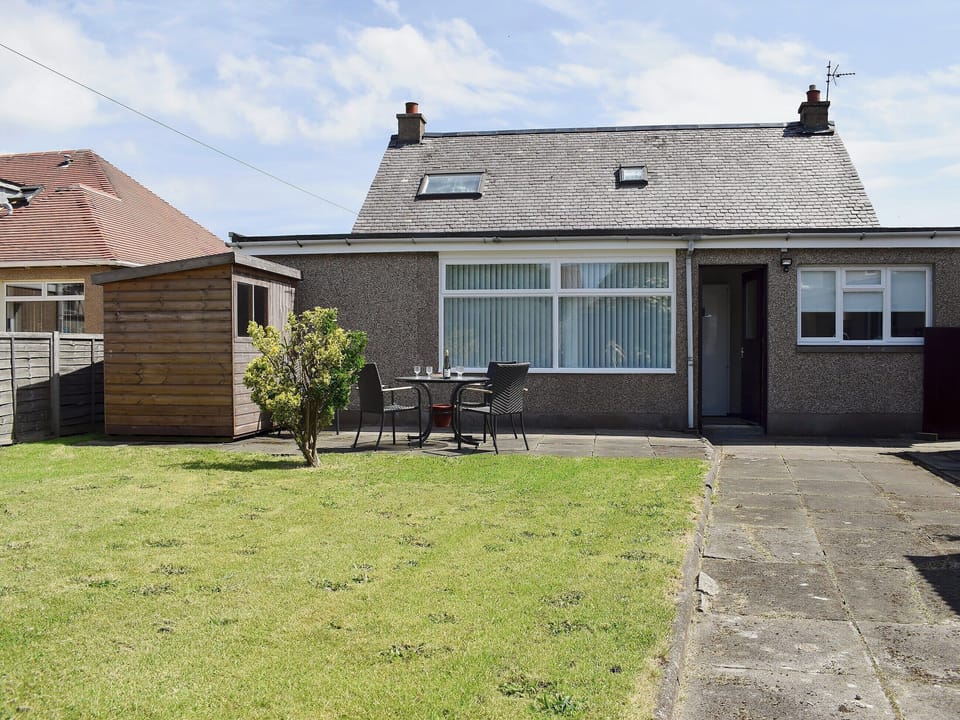 Large enclosed lawned garden with patio and garden furniture | Kannier Cottage, St Monans, near Anstruther