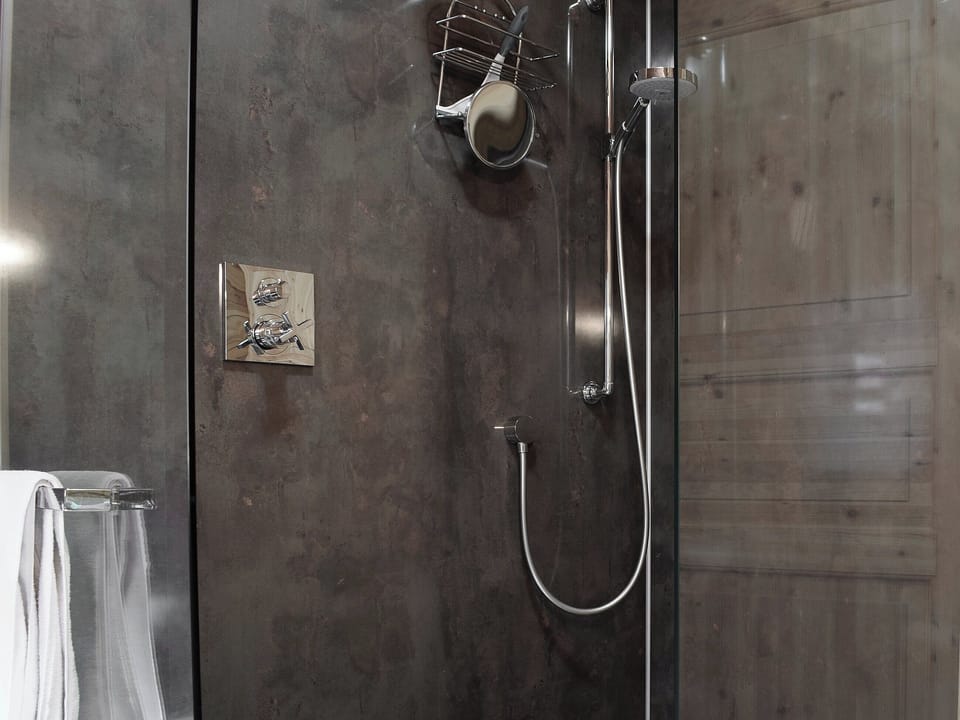  Modern wet room | Alder, Maple - Archarn Estate Lodges, Killin, near Crianlarich