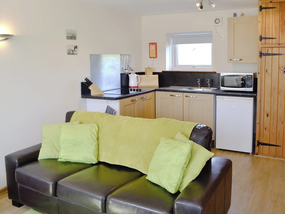 Open plan living/dining room/kitchen | Primrose Cottage, Winterbourne, Steepleton