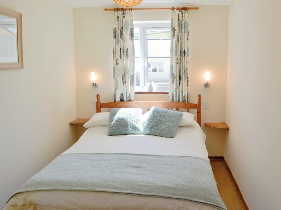 Double bedroom | Primrose Cottage, Winterbourne, Steepleton