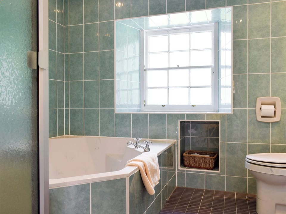 En-suite to master bedroom | The Stables, Pitcairlie, near St Andrews