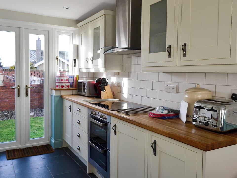 Kitchen and dining area | Gullsway, Beadnell