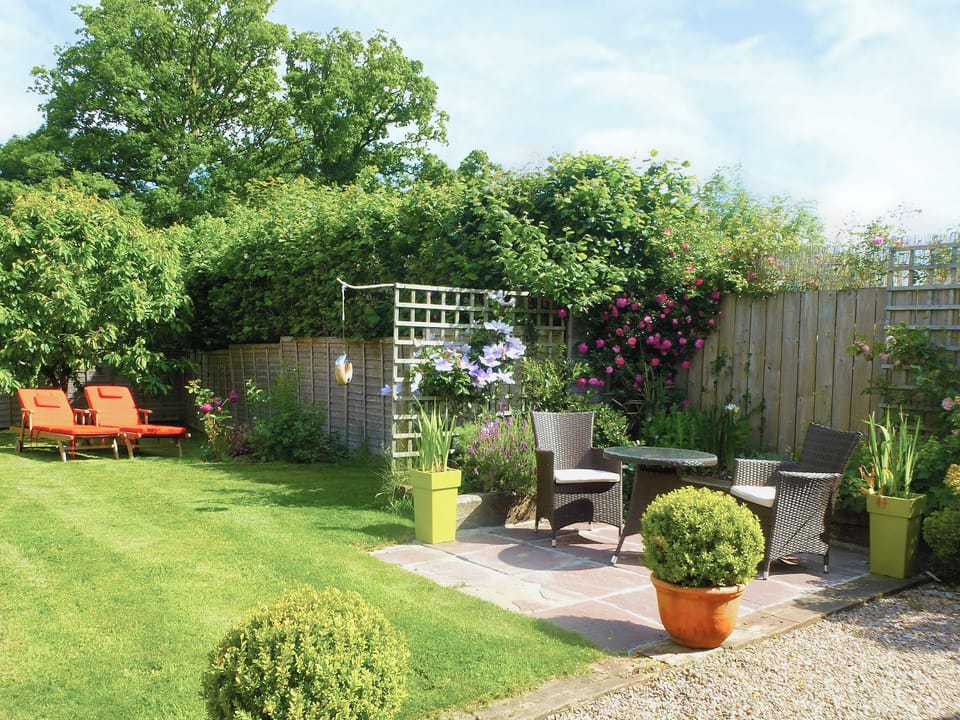 Sitting-out-area | Granny McPhee&rsquo;s Cottage, West Chilla, nr. Beaworthy