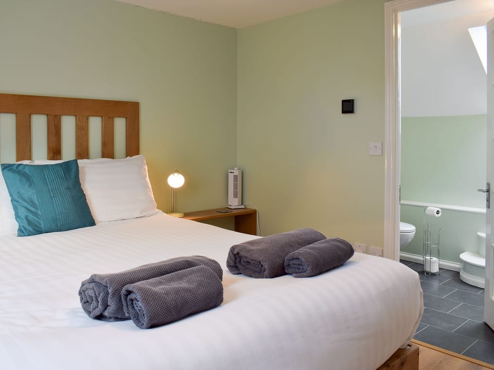 Peaceful en-suite double bedroom | The Coach House - Lluest Cottages, Neuaddlwyd, near Aberaeron