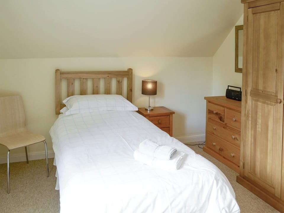 Relaxing twin bedroom | Birch Cottage - Glenrossal Cottages, Rosehall, near Lairg