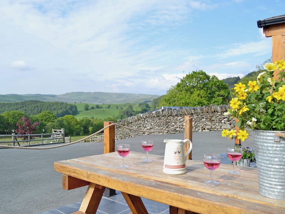 Sitting-out-area | Grofftau Cottages - Golygfa&rsquo;r Mynydd, Pontrhydfendigaid, nr. Tregaron
