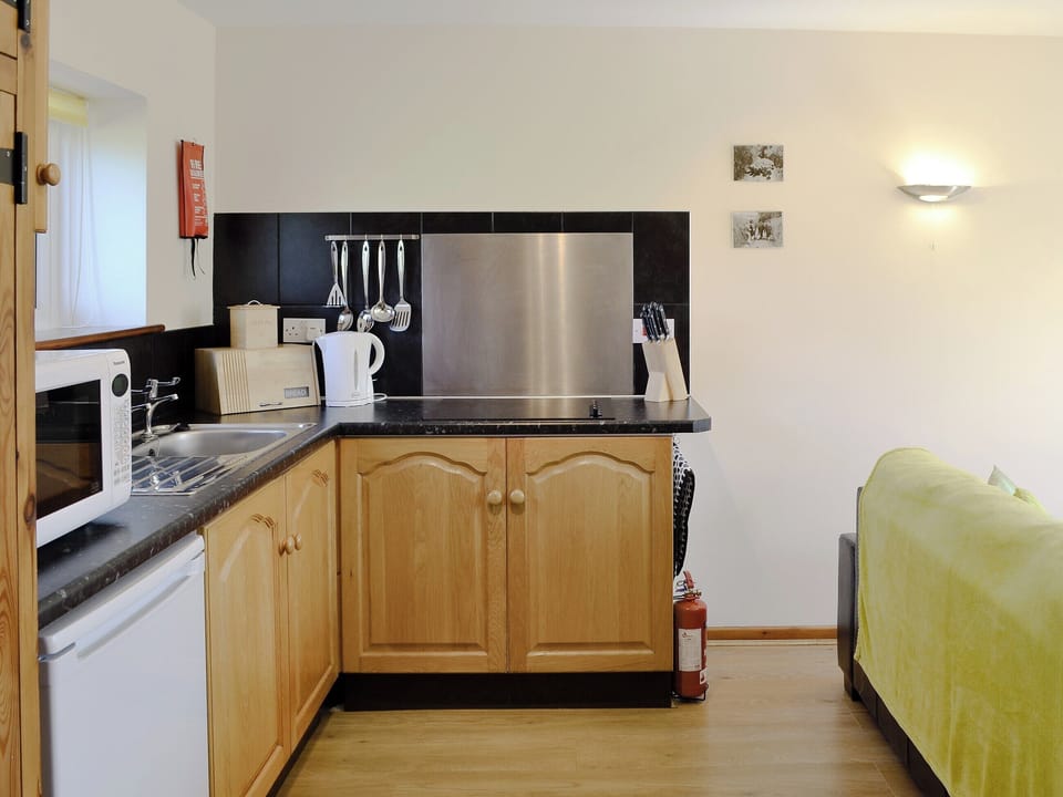 Open plan living/dining room/kitchen | Rose Cottage, Winterbourne, Steepleton