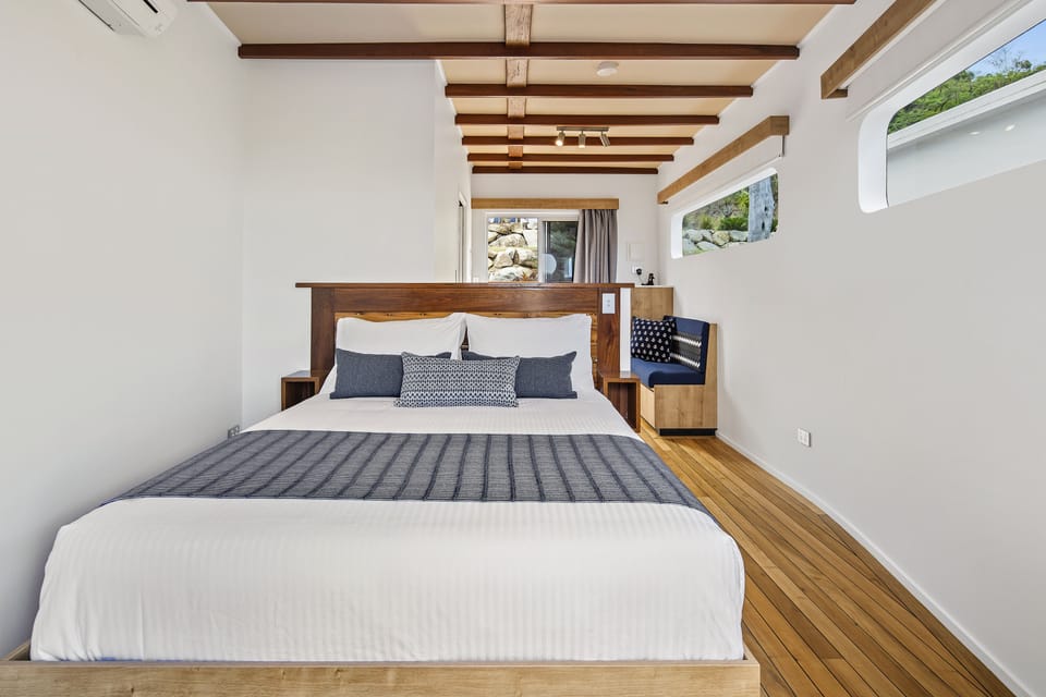 Boat Bungalow Ocean Class | Minibar, iron/ironing board, WiFi (free), individually furnished
