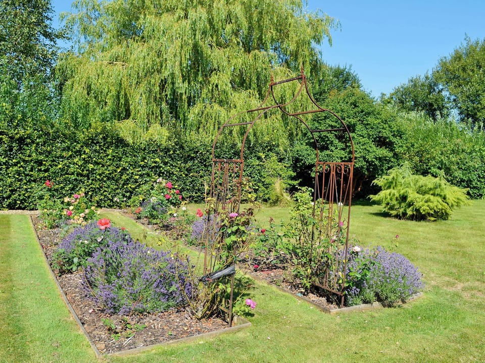 Garden and grounds | Manor Farm Barns - La Caleche, Tarlton, Cirencester