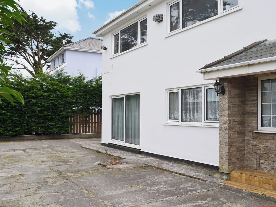 Delightful garden apartment a few yards from the sea | Glan-Mor, Pwllheli