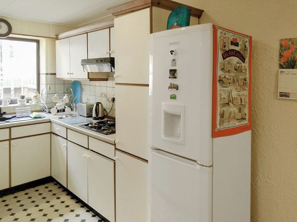 Well equipped kitchen area | Delfryn, Talysarn near Caernarfon
