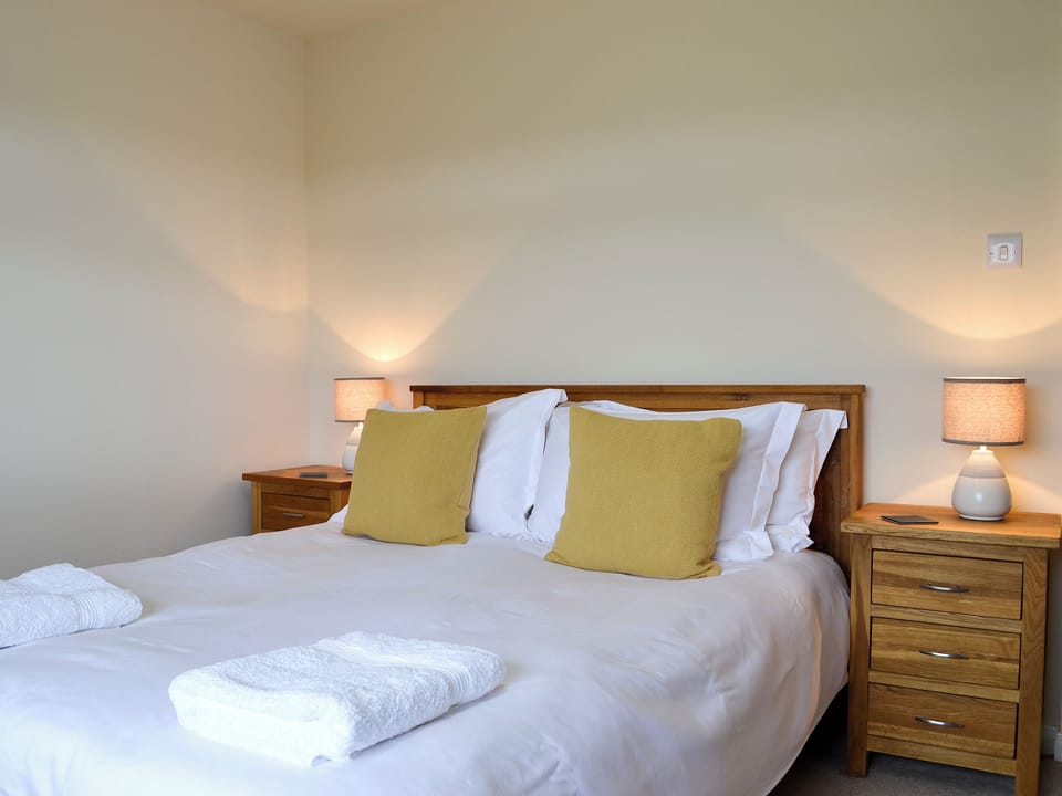 Relaxing bedroom with kingsize bed and en-suite | Summit, Oban
