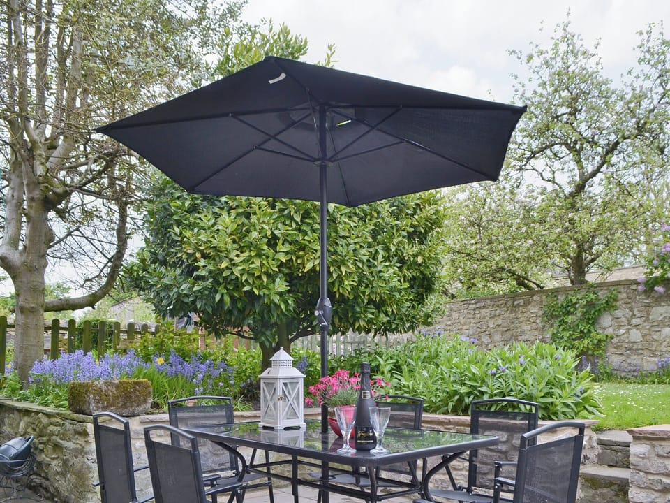 Outdoor eating area and mature garden | Cherry Tree Cottage, Bellerby, Wensleydale