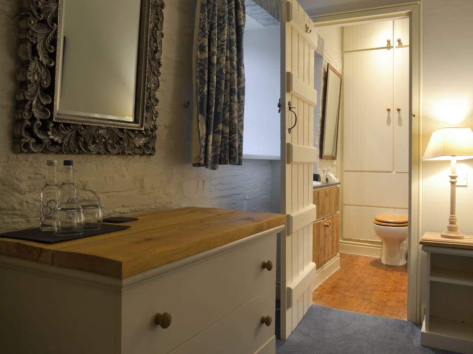 Twin bedroom with en-suite | The Shooting Lodge, Colquite, Washaway