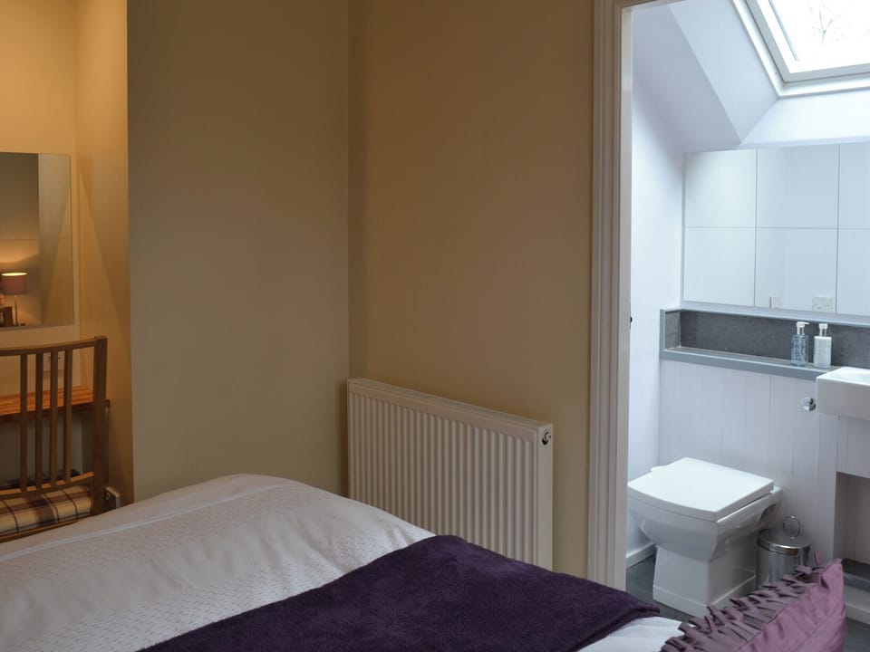 Single bedroom with en-suite | Holly Cottage, Longhoughton, near Alnwick
