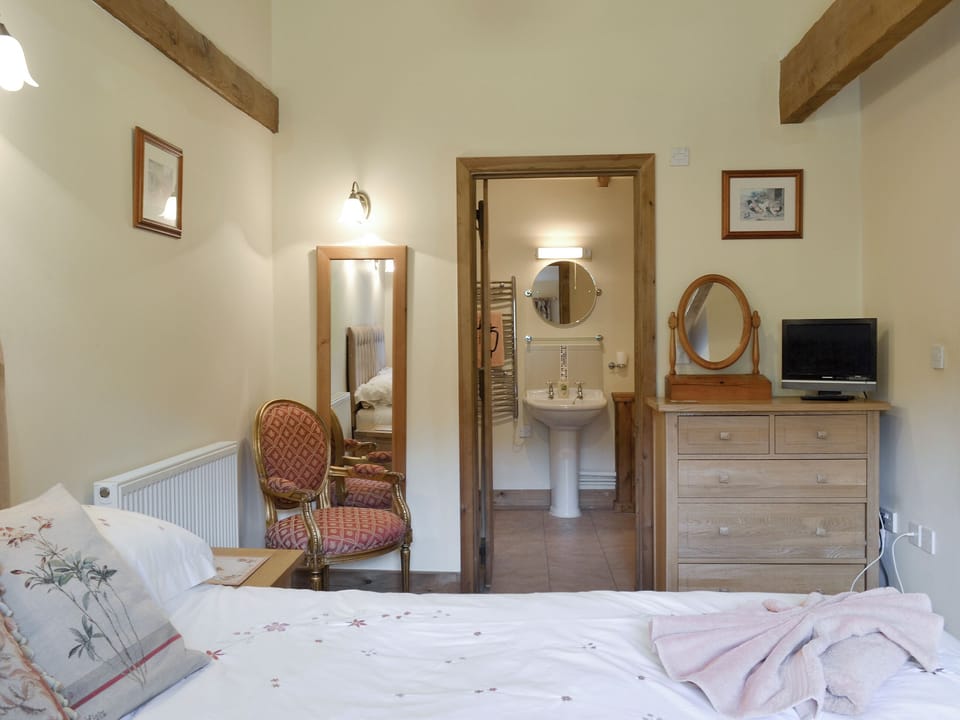 Comfortable double bedroom with en-suite bathroom | Shepherds Den - Drayton Farm Barns, East Meon, Petersfield