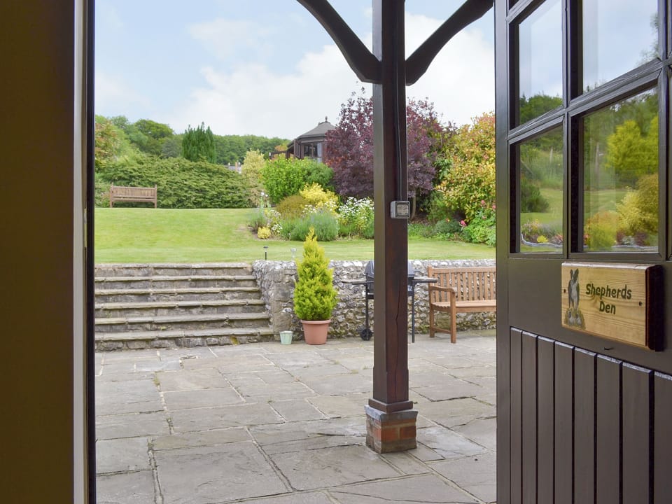 Paved patio and gardens at your front door | Shepherds Den - Drayton Farm Barns, East Meon, Petersfield