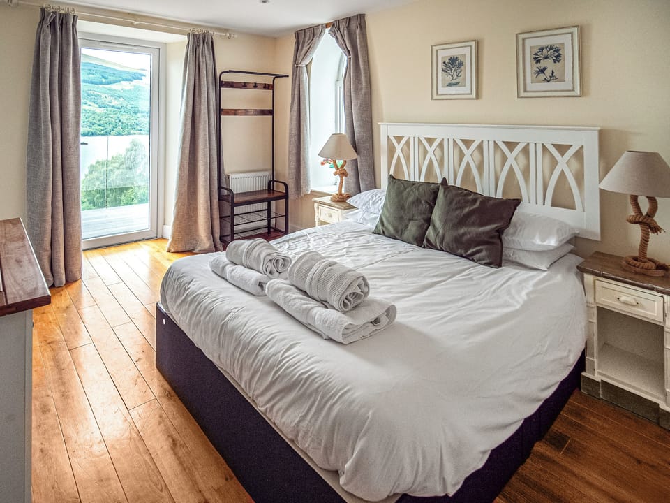 Charming double bedroom | Chapelburn, Fearnan, near Aberfeldy