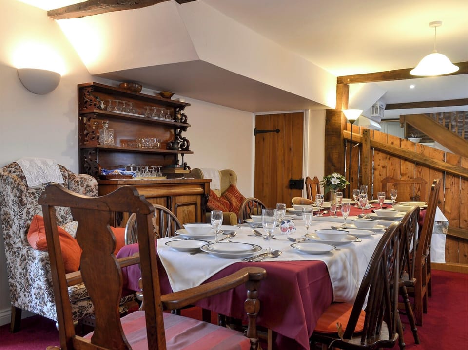 Spacious and confortable living and dining area | Stoke Court Farm Barn, Stoke St Milborough, near Ludlow