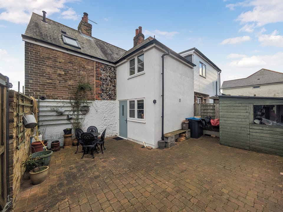 Small courtyard with sitting-out area, garden furnitureand private parking for 1 car | The Cottage, Broadstairs