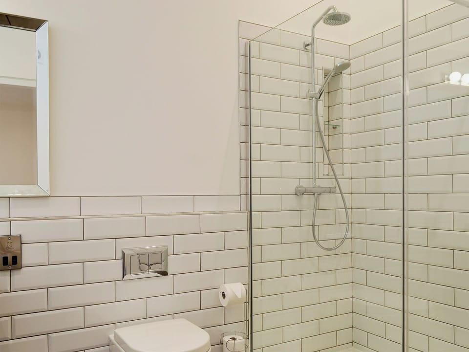 En-suite bathroom | Bluebell Barn, Dunnington, near York