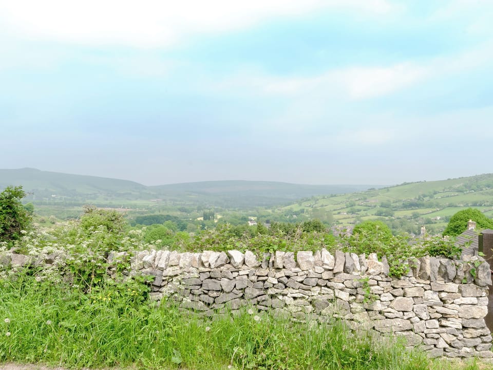 Dramatic countryside surrounds this delightful cottage | Lillegarth, Bradwell