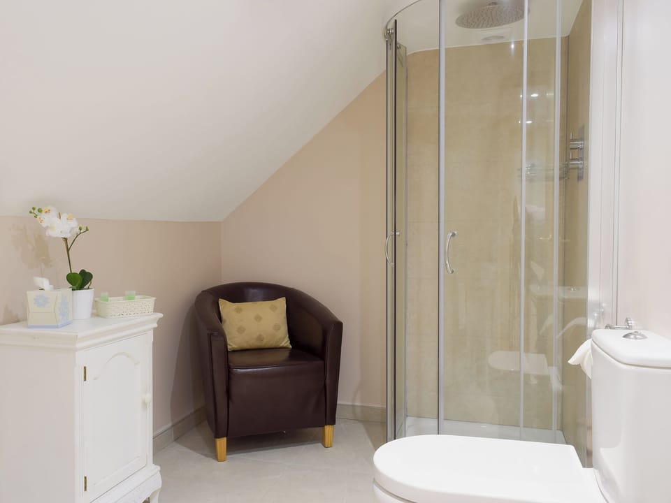 En-suite shoer room | Gardeners Lodge, near Pembroke