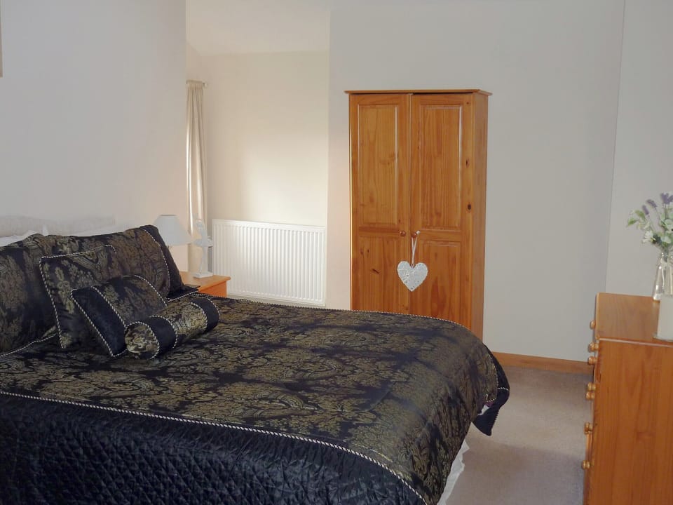 Comfortable double bedroom | Bwthyn Meulan, Llandwrog, near Caernarfon