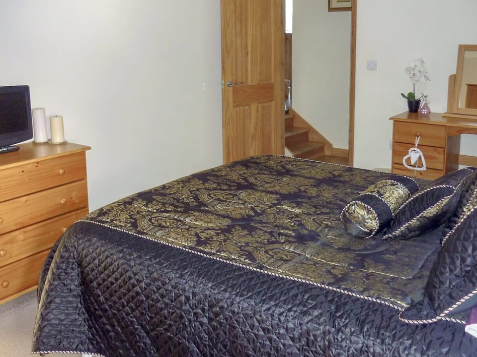 Comfortable double bedroom | Bwthyn Meulan, Llandwrog, near Caernarfon