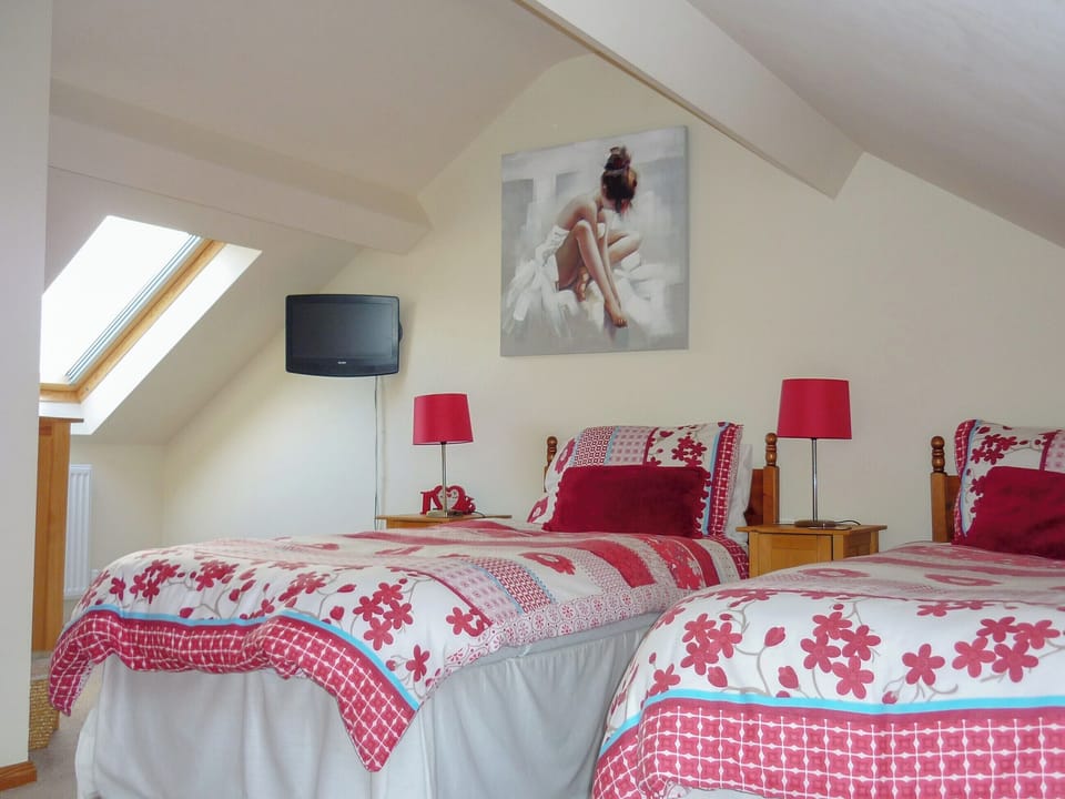Well presented twin bedroom | Bwthyn Meulan, Llandwrog, near Caernarfon
