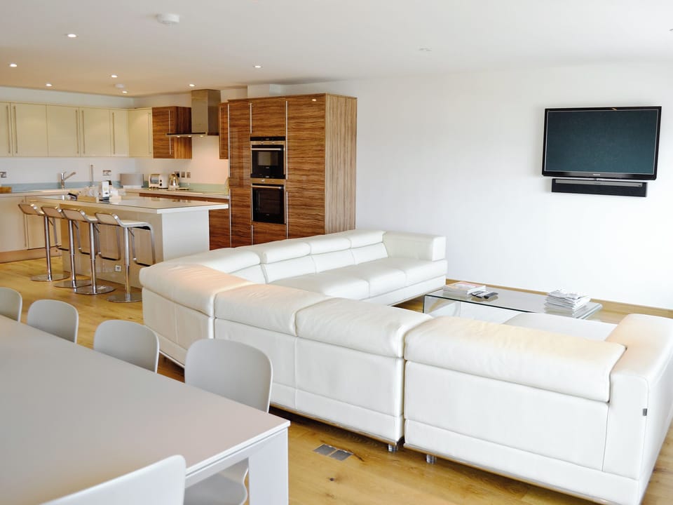 Open plan living/dining room/kitchen | Gylly Beach View, Falmouth
