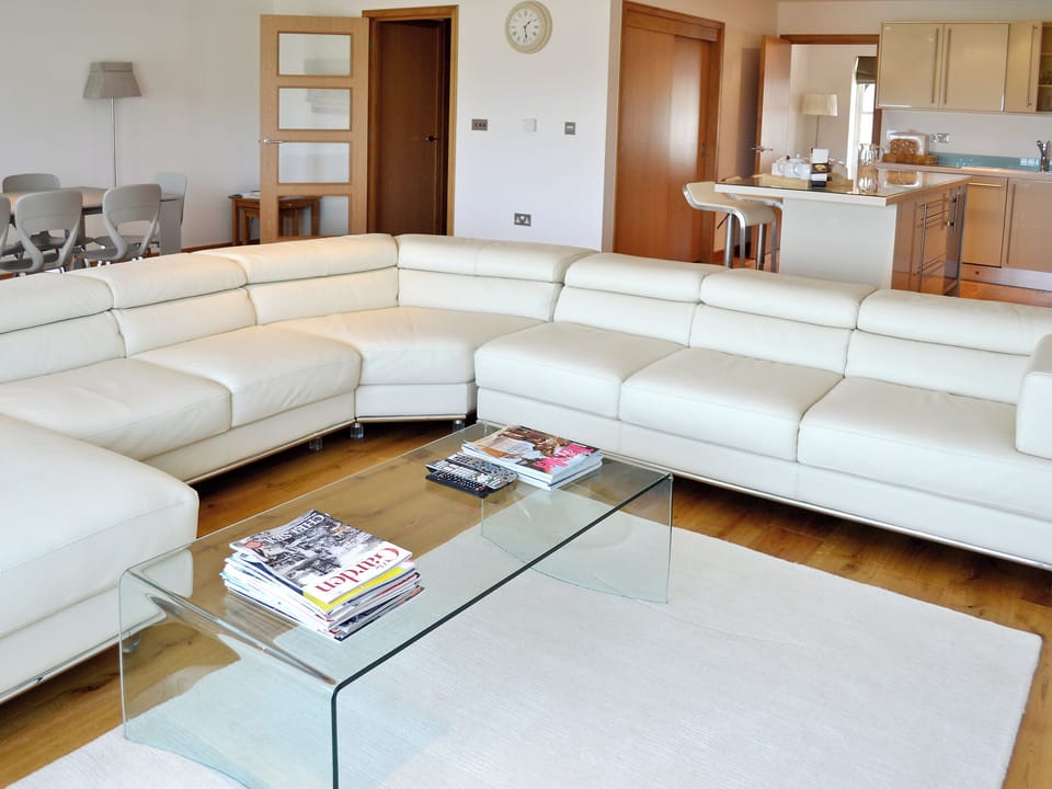 Open plan living/dining room/kitchen | Gylly Beach View, Falmouth