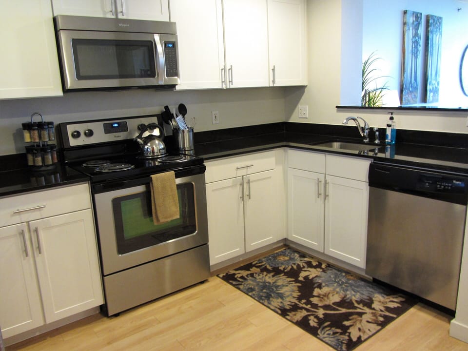 Beautiful kitchen w/ stainless appliances