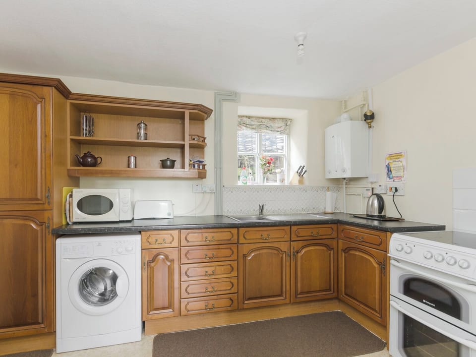 Well-equipped fitted kitchen | Bank Top Cottage - Church Bank Cottages, Hathersage