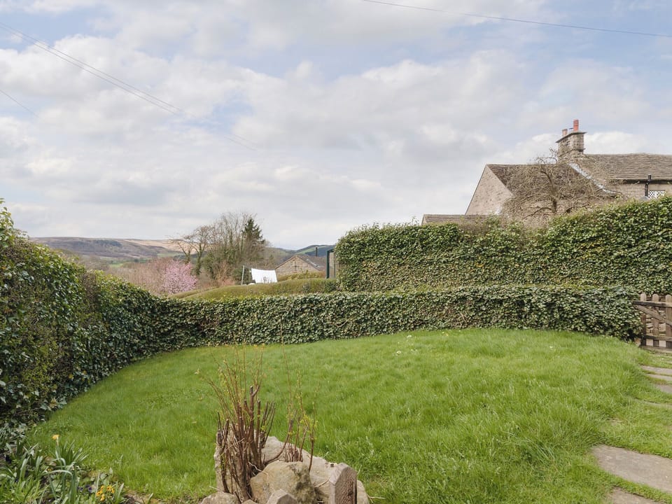 Lawned garden area to front of house | Bank Top Cottage - Church Bank Cottages, Hathersage