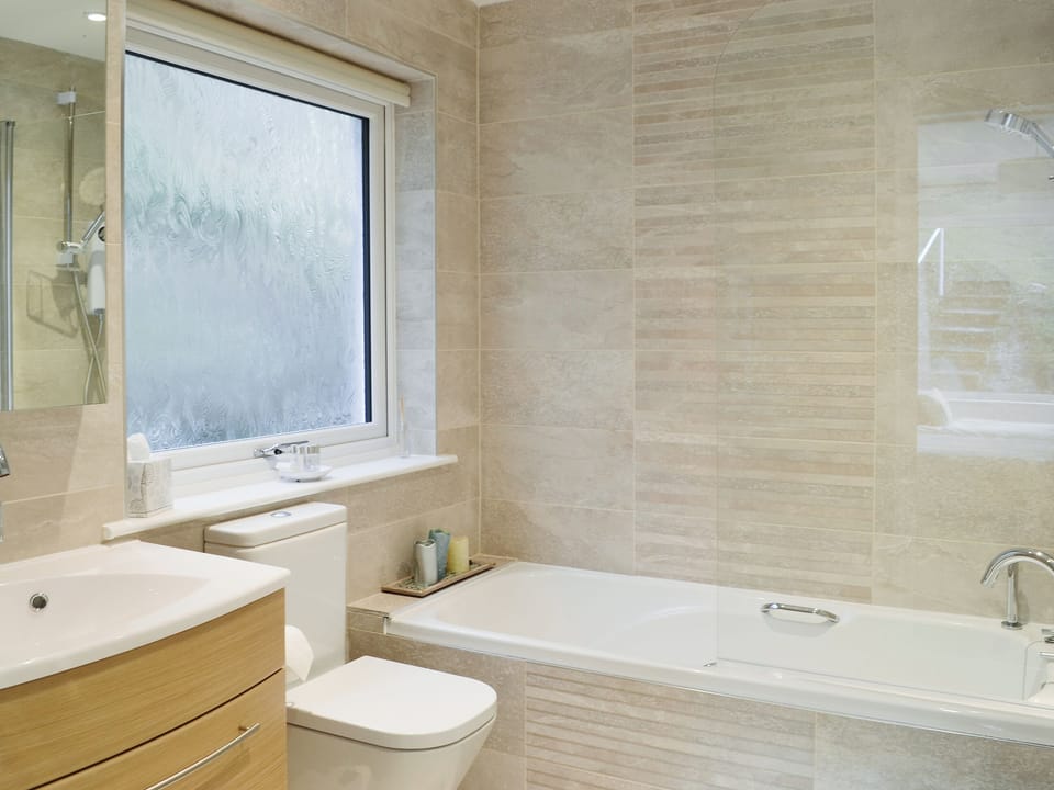En-suite bathroom with shower over bath | Balnacraig, Craigton, near Inverness