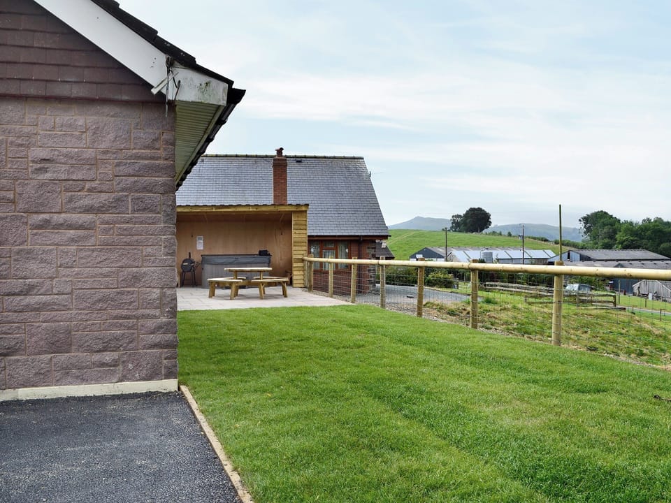 Surrounded by beautiful Welsh countryside | Dolview, Pen-y-Bont, near Llandrindod Wells