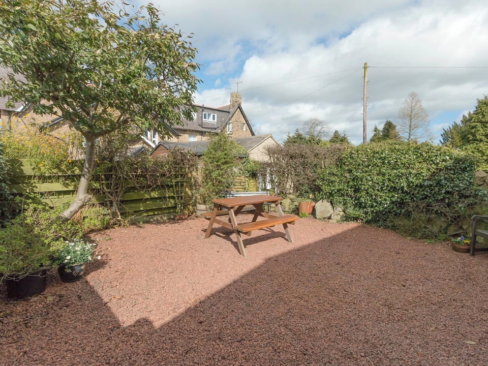 Enclosed gravelled patio with outdoor furniture | Stable Cottage, Alnwick