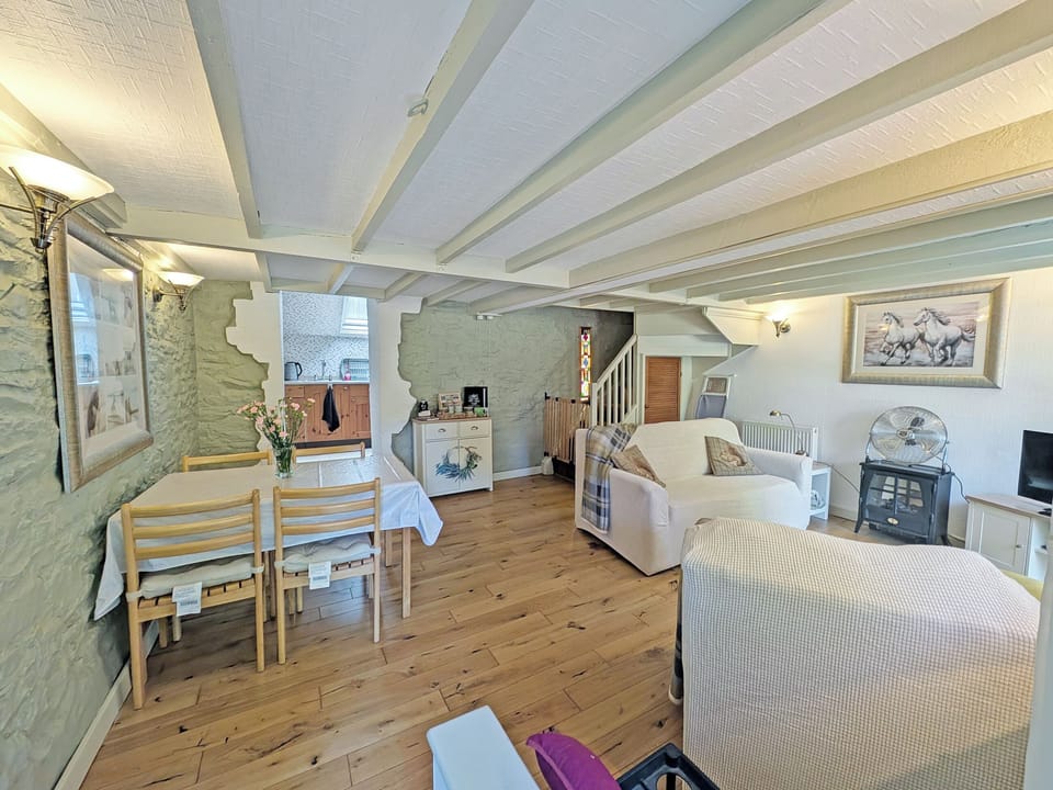 Open plan living space | Ystabl - Mwdlwscwm Farm, Llannon, Llanelli
