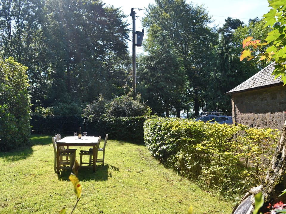 Garden with seating area | Gilmilnscroft Estate - Gilmilnscroft Gatehouse - Gilminscroft Estate, Sorn, near Ayr