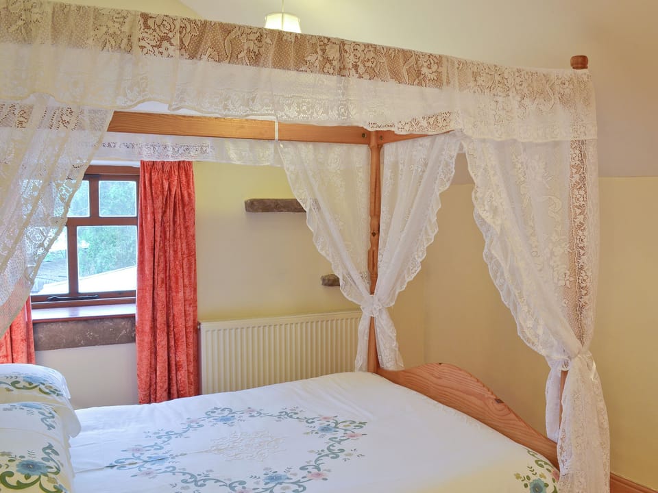 Four poster bedroom | Robins Nest - Willersley Farm, Cromford, near Matlock