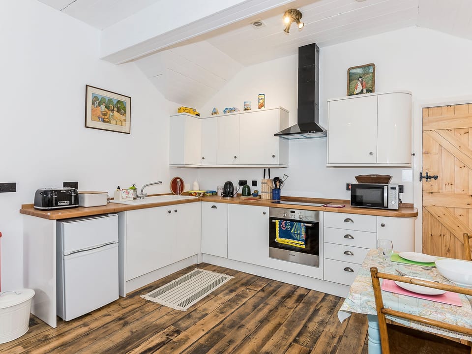 Contemporary Kitchen/dining area with all mod cons | Ty&middot; Sam - Ty Coch Chatham, Llandwrog, near Caernarfon