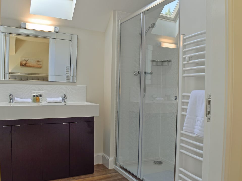 Modern en-suite shower cubicle with heated towel rail and toilet | Duran Holiday Cottages - Casa Duran - Duran Holiday Cottages , Killin
