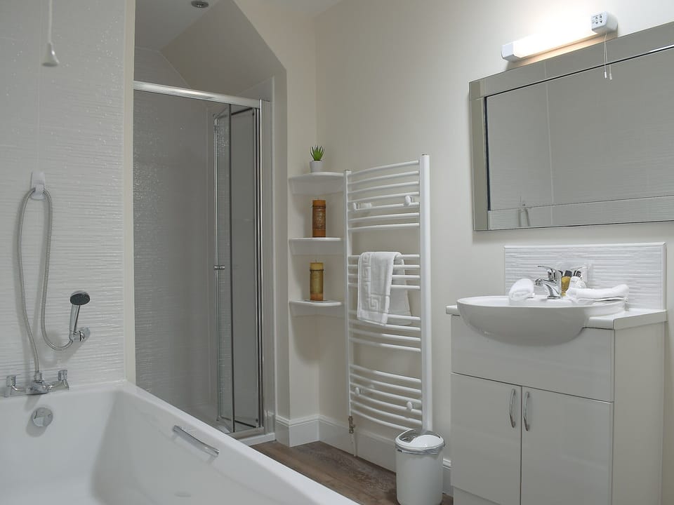 Immaculately presented bathroom with bath, shower cubicle, toilet and heated towel rail | Duran Holiday Cottages - Casa Duran - Duran Holiday Cottages , Killin