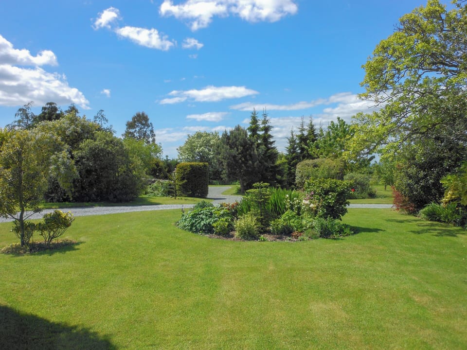 Delightful 1-acre garden (shared) | Gell Cottage, Criccieth