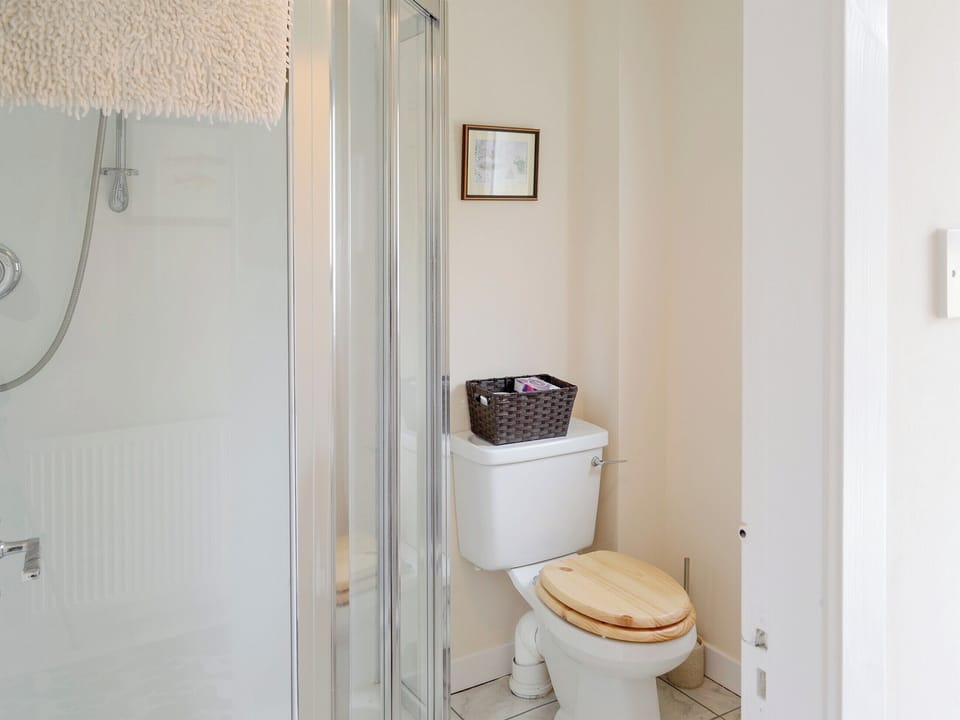Shower room with WC | Glenrossal Cottages - Keeper&rsquo;s House - Glenrossal Cottages , Rosehall, near Lairg