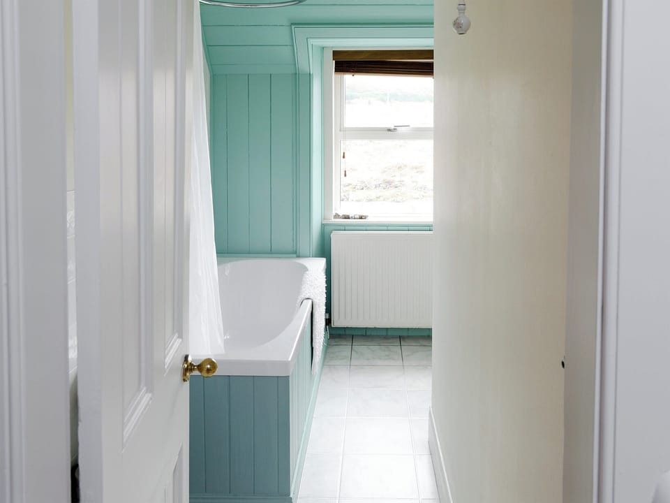 Family bathroom | Glenrossal Cottages - Keeper&rsquo;s House - Glenrossal Cottages , Rosehall, near Lairg