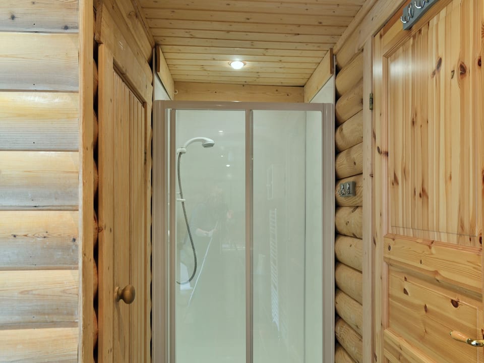 Shower room | Fingask Log Cabin, Glenfarg