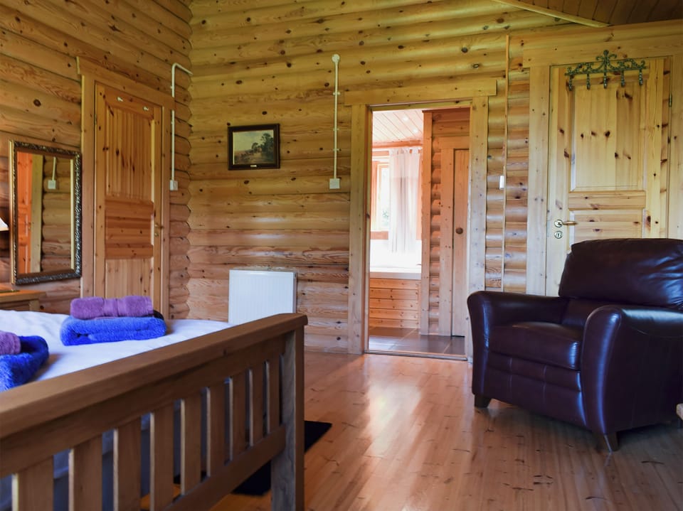 Double bedroom | Fingask Log Cabin, Glenfarg