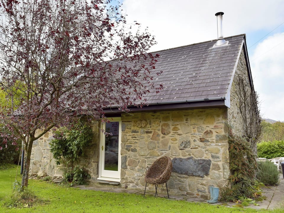 Garden with patio and garden furniture | Y Bwthyn - Fachongle Ganol Cottages, Fachongle Ganol, near Newport
